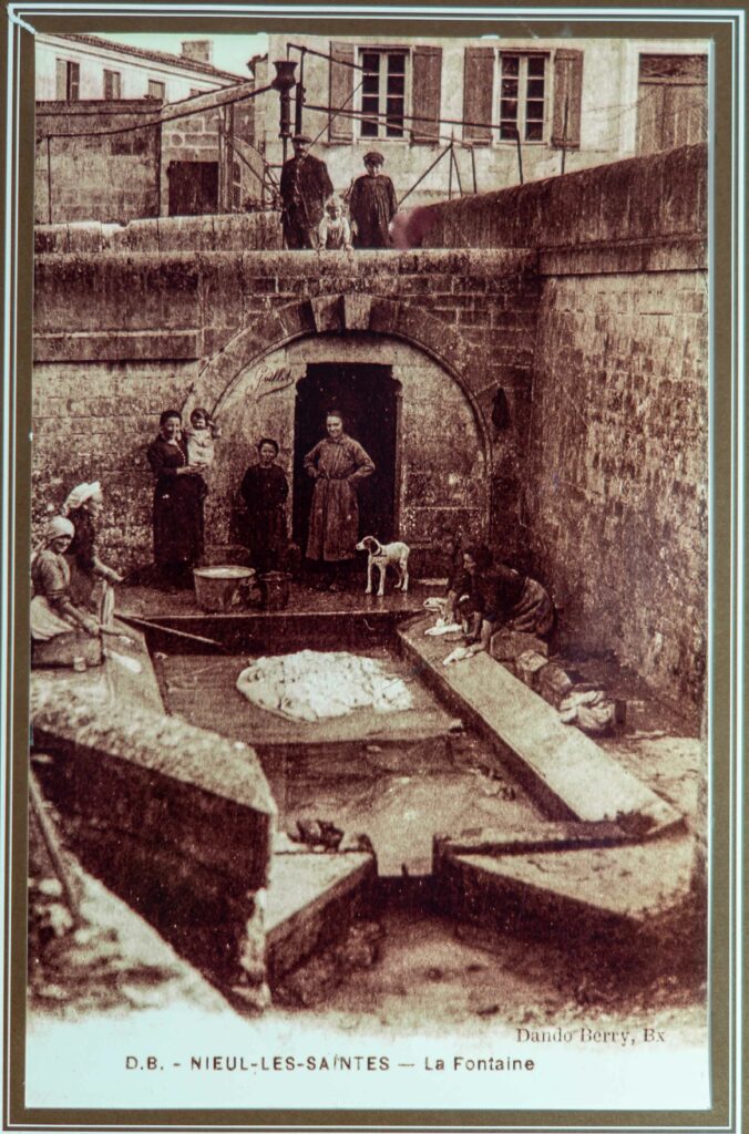 Nieul-lès-Saintes -Lavoir jadis